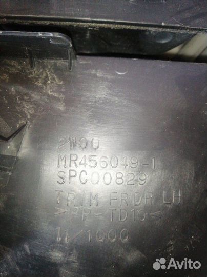 Облицовка двери передняя левая Mitsubishi Airtrek