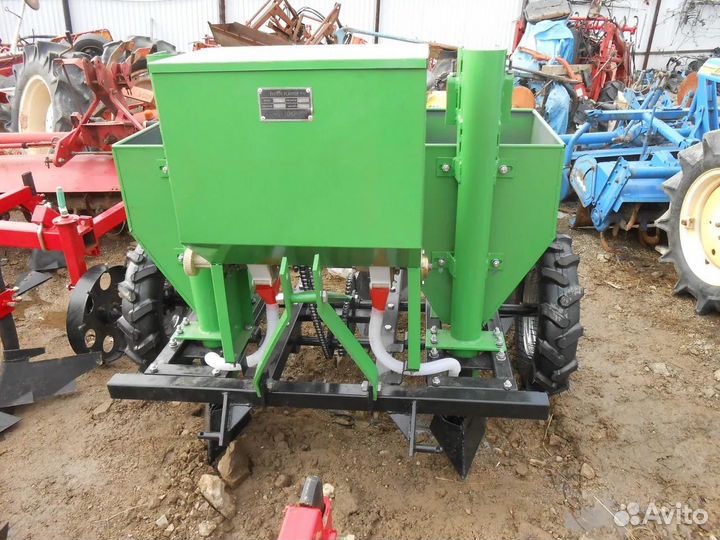 Картофелесажалка двухрядная с бункером для удобрен
