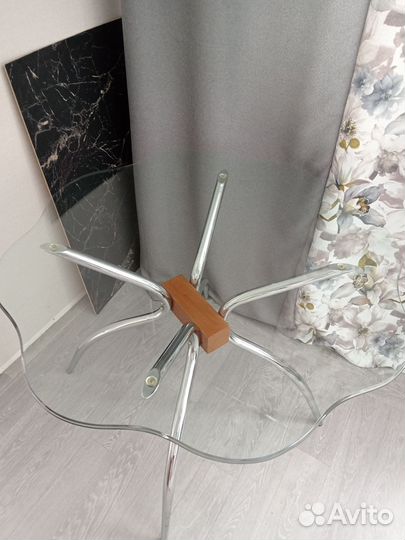 Стол стеклянный