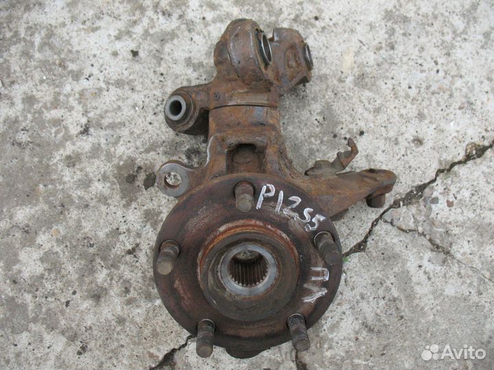 Кулак левый Nissan Primera P12