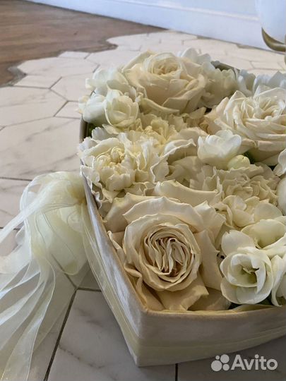 Коробка сердце с цветами и Macarons