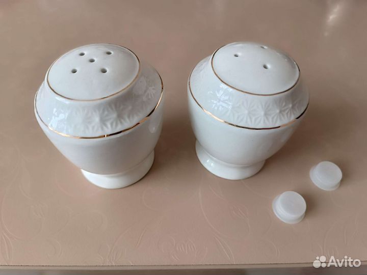 Солонка и перечница из фарфора