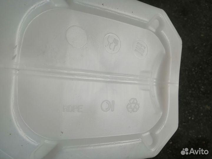 Канистры пластиковые 20 литров