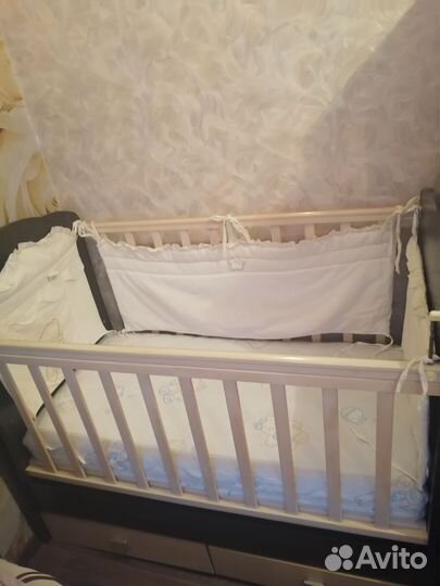Кроватка для новорожденных с маятником