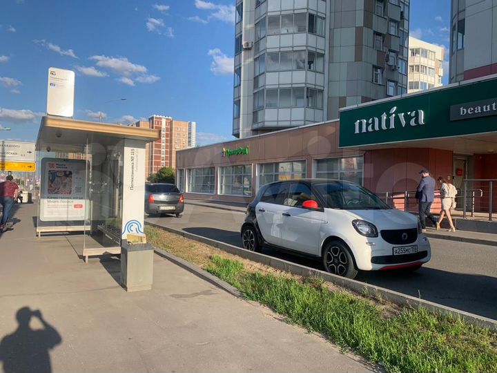 У витрины торговая площадь, 17 м²