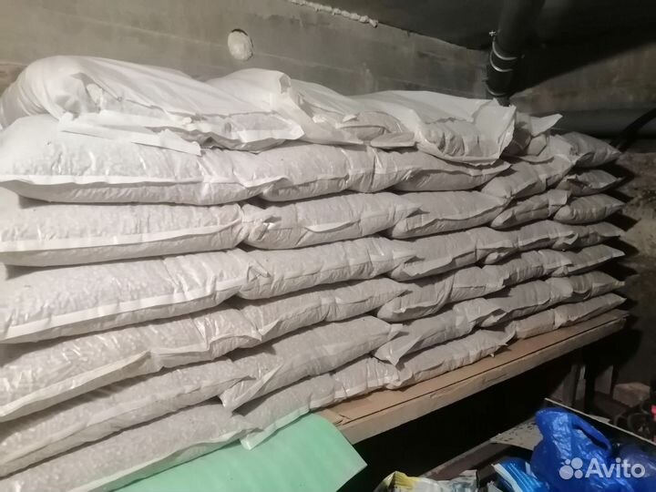 Топливные гранулы пеллеты серые