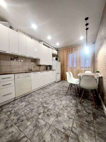 3-к. квартира, 100 м², 8/10 эт.
