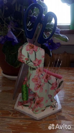 Подставка для ножниц, игольница