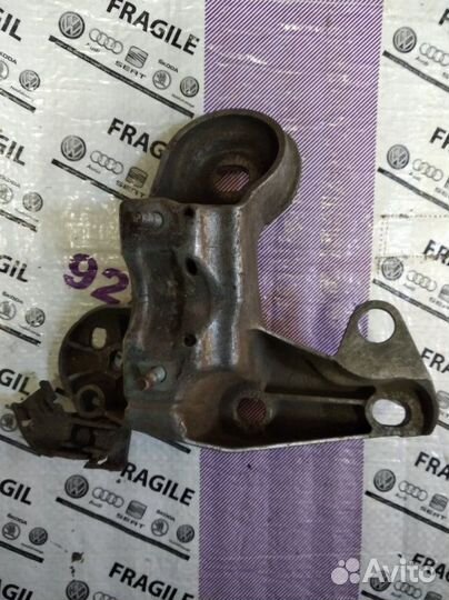 Кронштейн опоры двигателя правый Volkswagen Passat