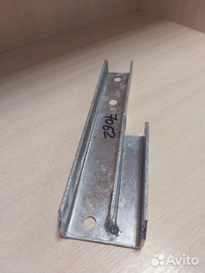 Кронштейн крепления крыла прицепа лодочного со ст