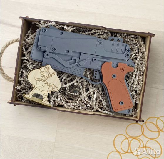 Деревянный пистолет с подвижным затвором (блоубэк)