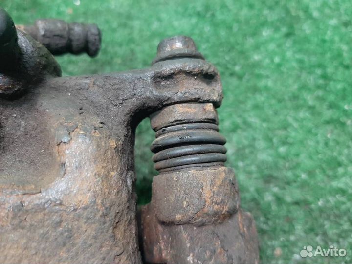 Суппорт тормозной передний левый Honda Civic 4D