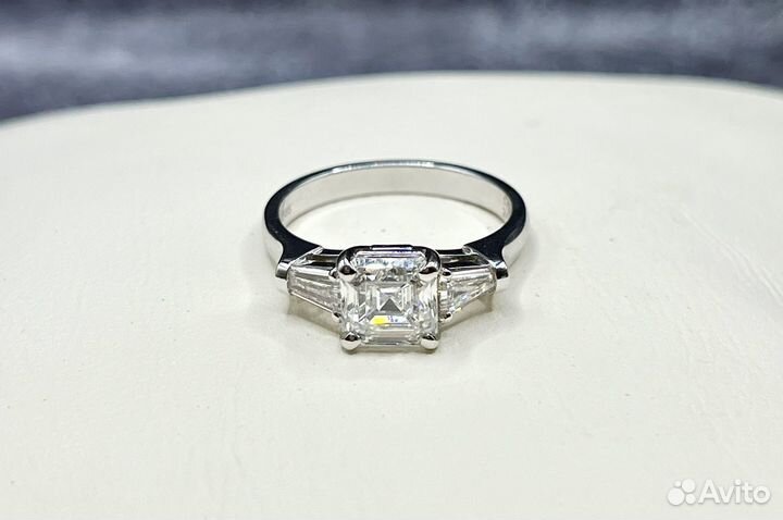 Золотое кольцо с бриллиантами