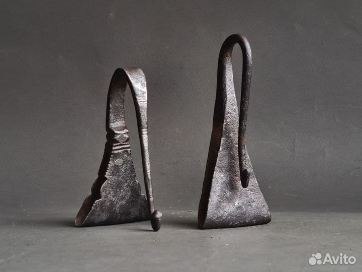 Пара старинных крюков на пояс