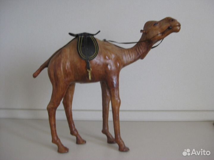 Верблюд кож., поднос антик., 2 статуэтки фараонов