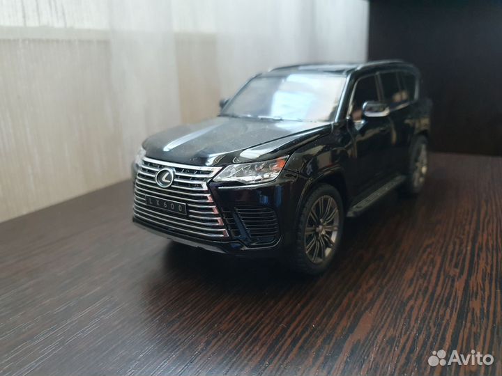 Модель автомобиля Lexus LX600 1/24