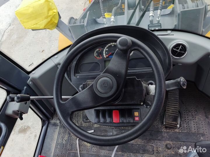 Фронтальный погрузчик XCMG LW180K, 2023