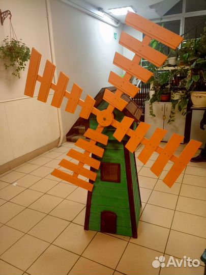 Деревянная декоративная мельница