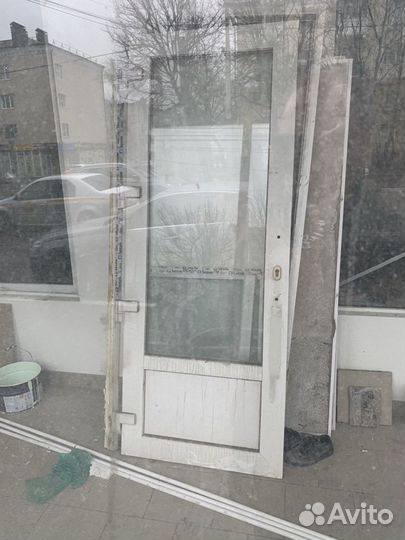 Дверь металло-пластиковая входная бу