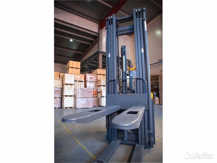 Штабелёр электрический самоходный с площадкой