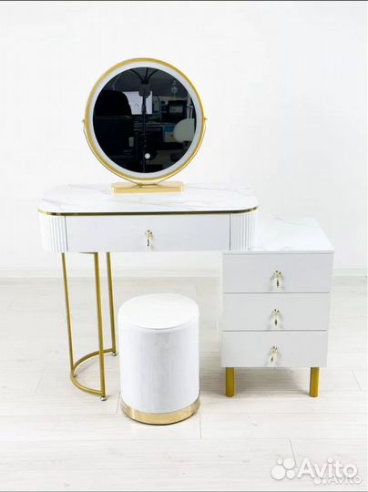 Туалетный столик. Столик с подсветкой