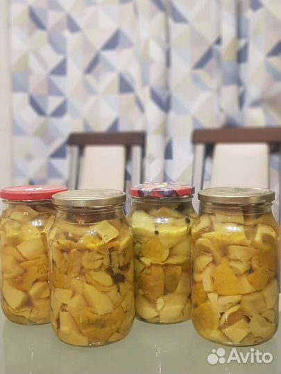 Грибы белые маринованные, грузди соленые