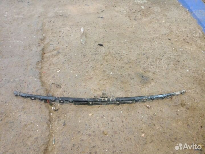 Kia Seltos кронштейн решетки радиатора