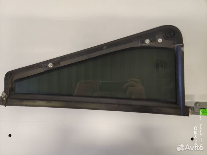 Стекло двери задней левой LR044701