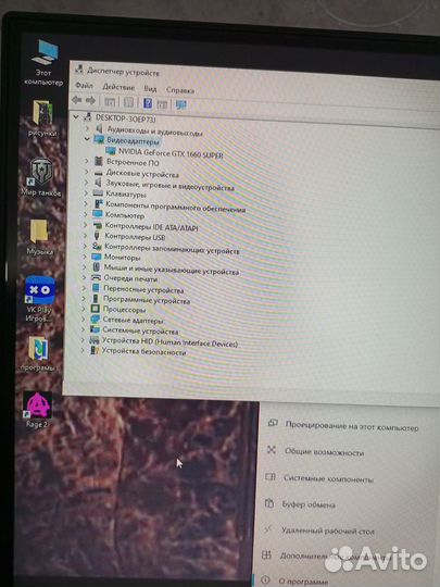 Игровой компьютер с монитором и клавиатурой