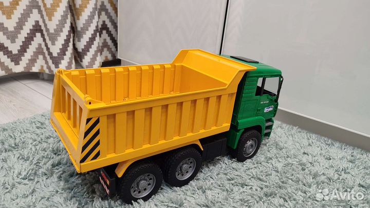 Машина самосвал Bruder