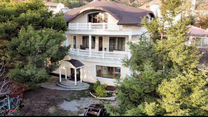 Дом 600 м² на участке 12 сот.