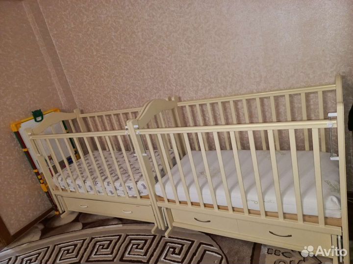 Детская кроватка с маятником и ящиком