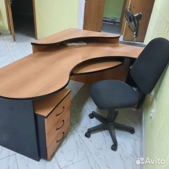 Угловой письменный стол с тумбочкой