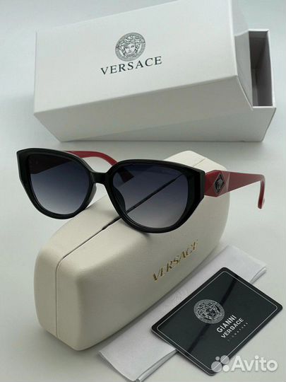 Солнцезащитные очки Versace