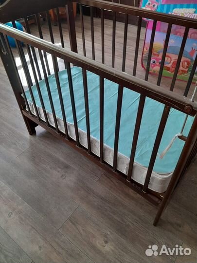 Детская кроватка с маятником
