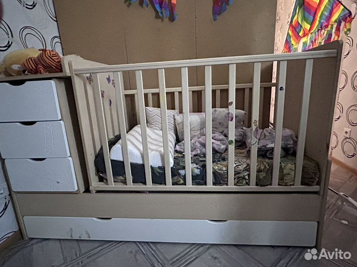Детская кроватка и комод