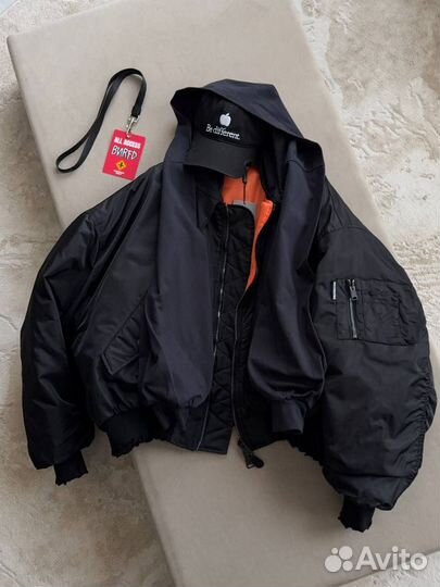 Бомбер Balensiaga