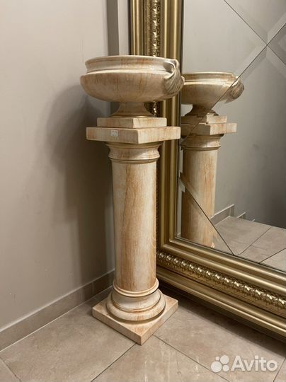 Колонна с вазоном