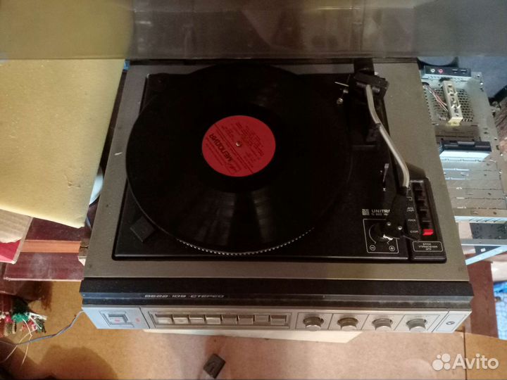 Проигрыватель виниловых пластинок
