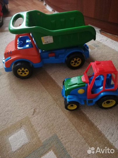Трактор и грузовик