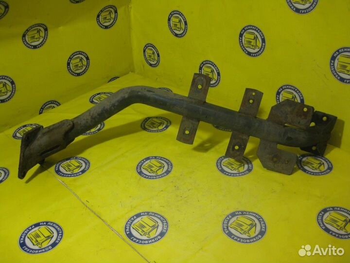 Кронштейн закабинного крыла правый 9415204733 merc