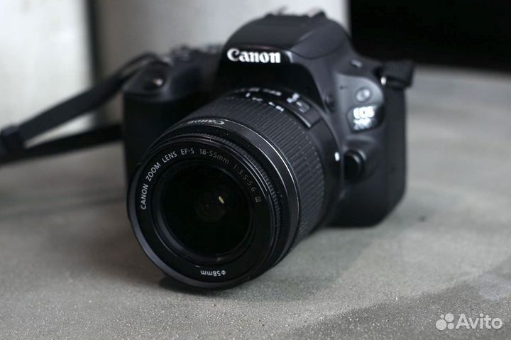 Фотоаппарат Canon 200D