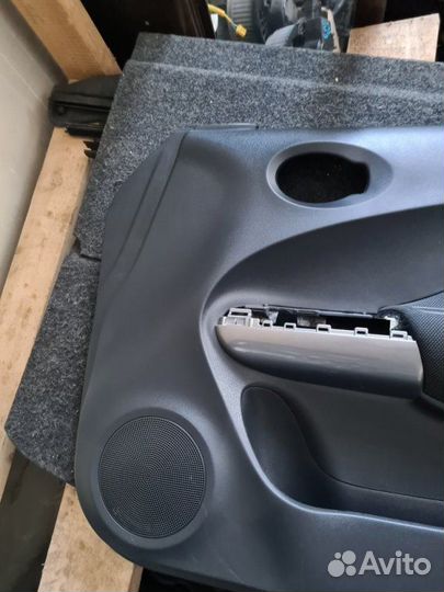 Обшивка двери передняя Nissan Juke F15 HR16DE 2011