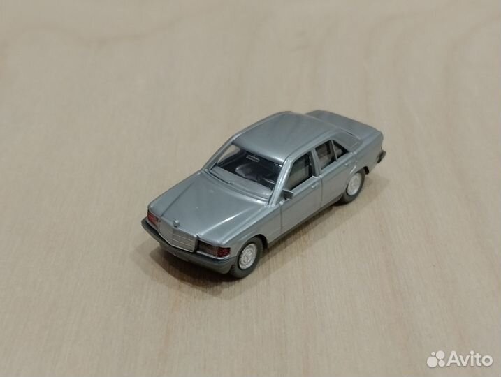 A25) Mercedes-Benz 190E (W201) 2