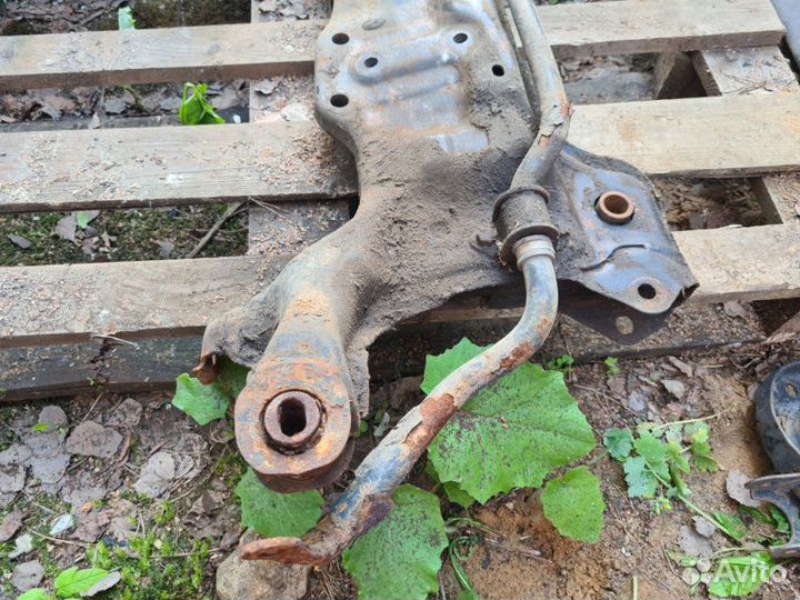 Подрамник передний Toyota Avensis T220 1999