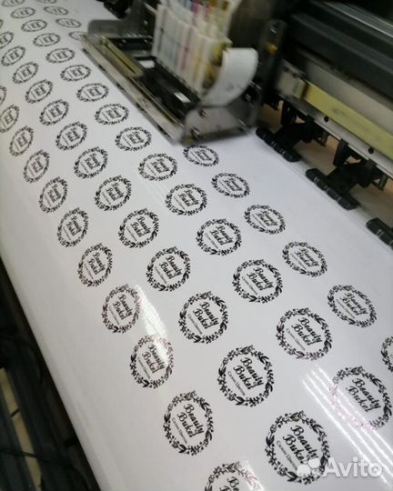 Широкоформатная печать баннеров наклеек рекламы