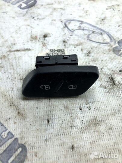 Кнопка центрального замка Volkswagen Polo 5