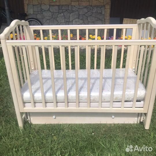 Детская кроватка с маятником и ящиком