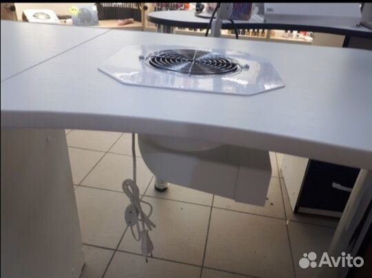 Маникюрный стол