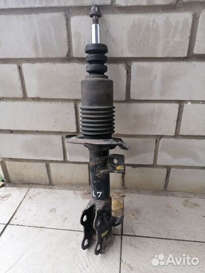 Стойка левая nissan tiida c11